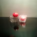 bolita roja a través de la caja truco de magia