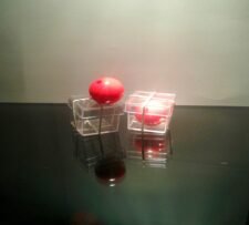 bolita roja a través de la caja truco de magia
