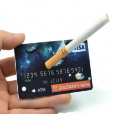 Levitación del cigarro sobre tarjeta de crédito
