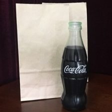 Fuga (Desaparición) Botella llena De Coca Cola - Látex