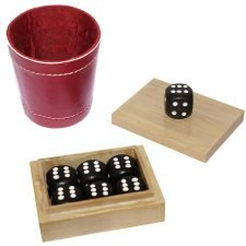 Problema de dados con cubilete de cuero