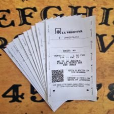 25 boletos para PREDICCIÓN INCREÍBLE DE LA LOTERIA (en la caja fuerte)